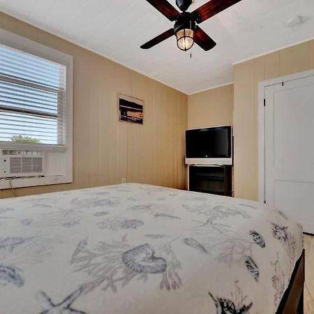 Stones Throw Beachside Bungalow #1 On The Beach Клиъруотър Бийч Екстериор снимка