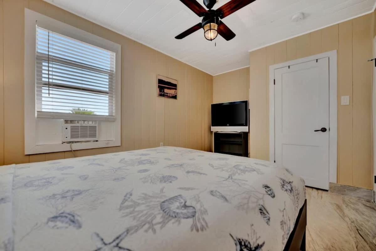 Stones Throw Beachside Bungalow #1 On The Beach Клиъруотър Бийч Екстериор снимка