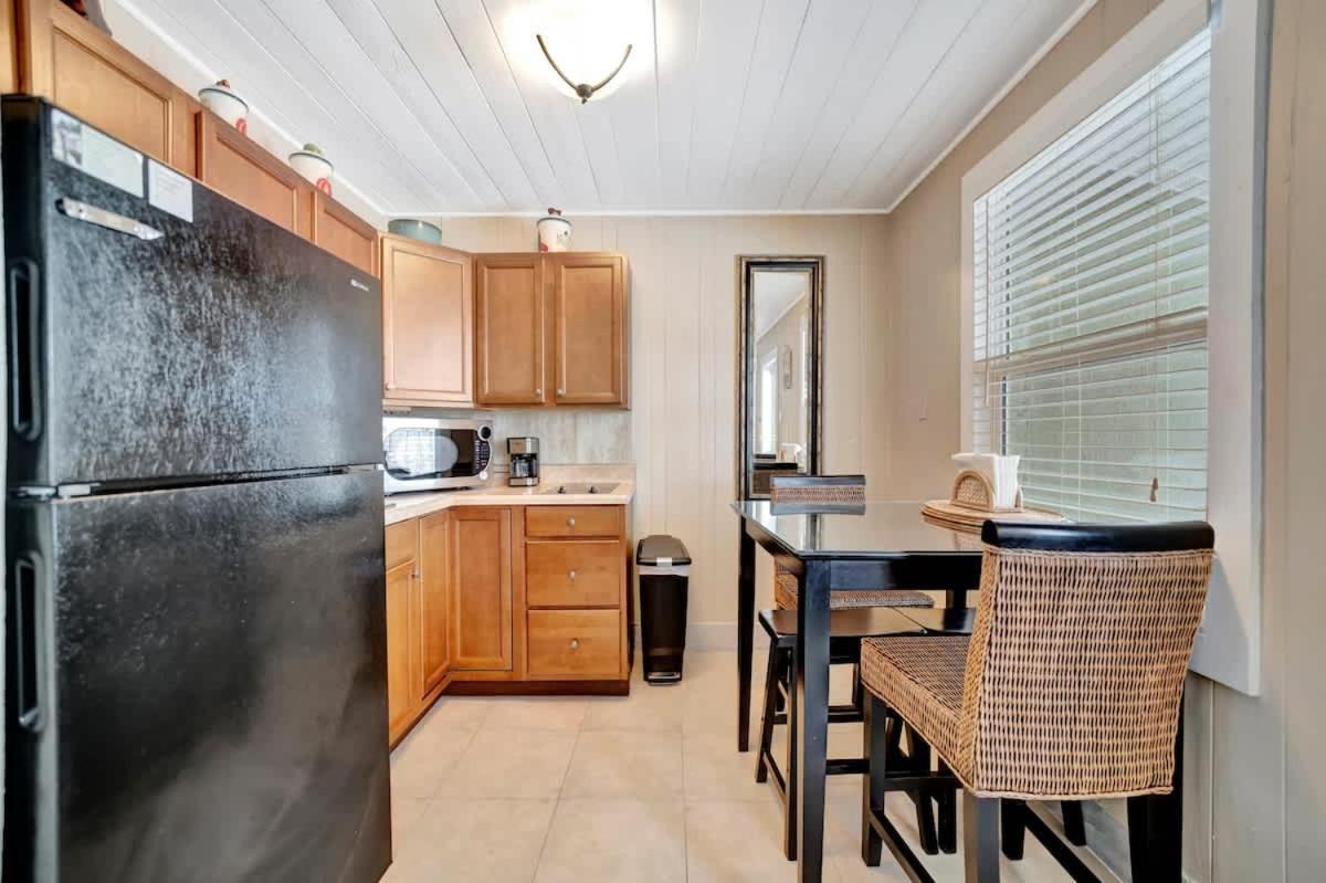 Stones Throw Beachside Bungalow #1 On The Beach Клиъруотър Бийч Екстериор снимка