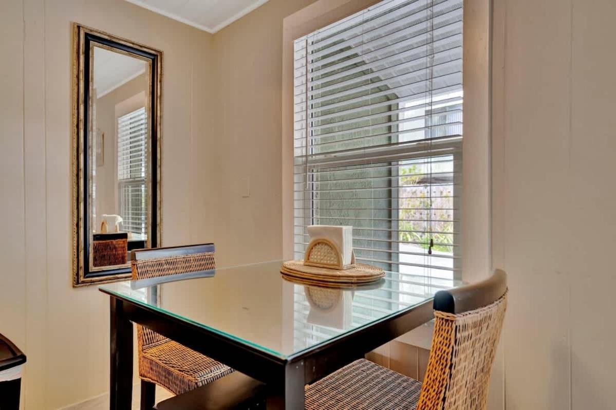 Stones Throw Beachside Bungalow #1 On The Beach Клиъруотър Бийч Екстериор снимка