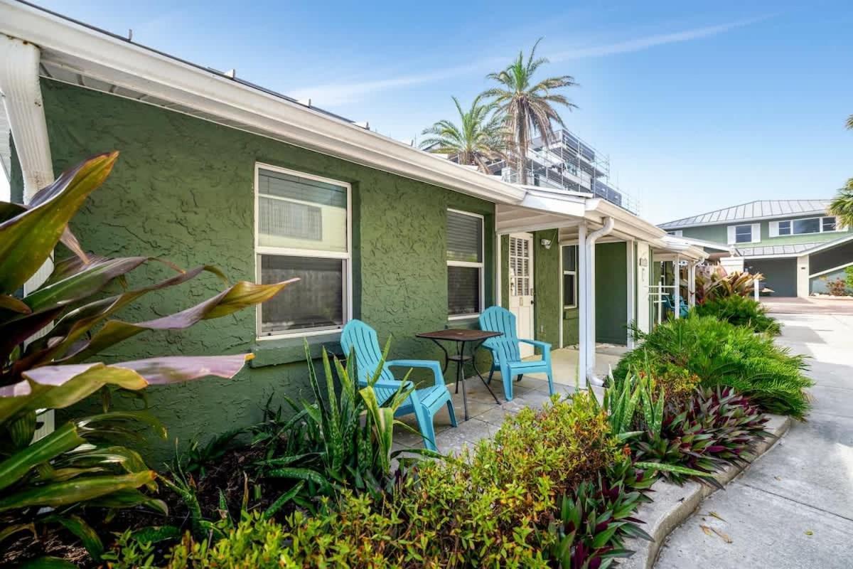 Stones Throw Beachside Bungalow #1 On The Beach Клиъруотър Бийч Екстериор снимка
